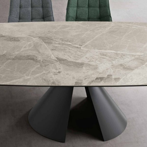 132 - Tavolo allungabile con base in metallo e piano in grès porcellanato effetto marmo - KasArreda - Ostuni