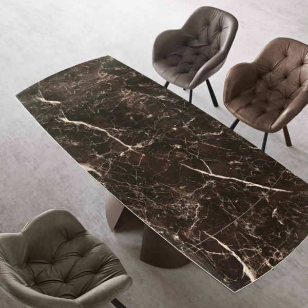 136 - Tavolo allungabile con base in metallo e piano in grès porcellanato effetto marmo - KasArreda - Ostuni
