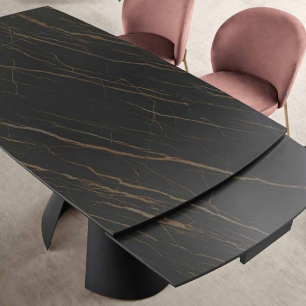 139 - Tavolo allungabile con base in metallo e piano in grès porcellanato effetto marmo - KasArreda - Ostuni