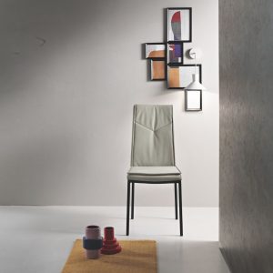 161- Sedia VIVIENNE in ecopelle martellata imbottita, con base inmetallo verniciato - GHIACCIO